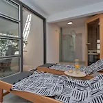Luxurious In With Sauna בית נופש מאקרסקה